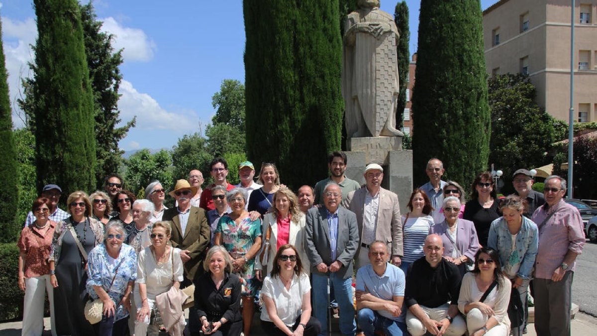 Tradicional ofrena floral al monument del comte Jaume d'Urgell a Balaguer 