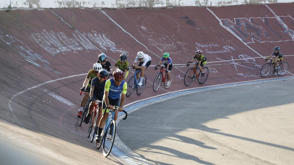 Ciclistes de l’escola del CC Terres de Lleida ahir durant un entrenament, mentre han començat les obres als locals interiors.