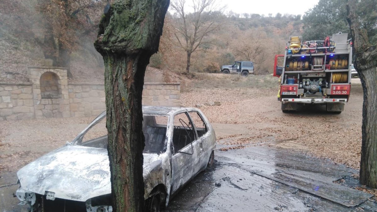 Un foc calcina un turisme en un paratge d'Alòs de Balaguer