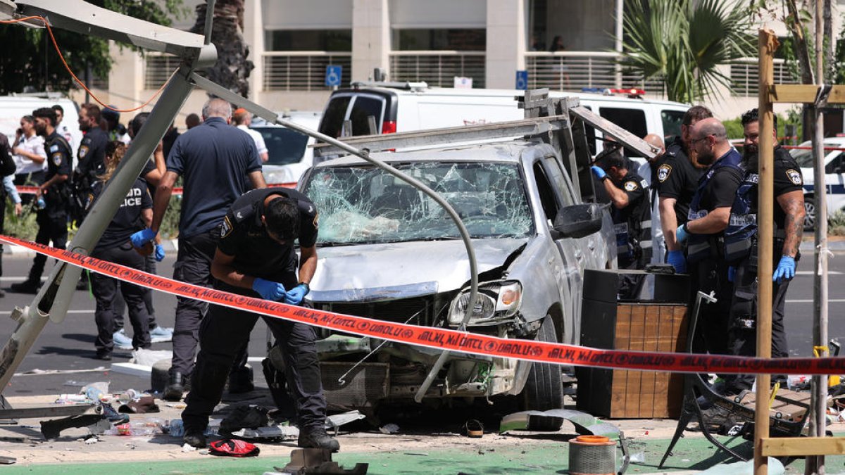 Oficiales de seguridad israelíes trabajan en el lugar del atropello intencionado en Tel Aviv.