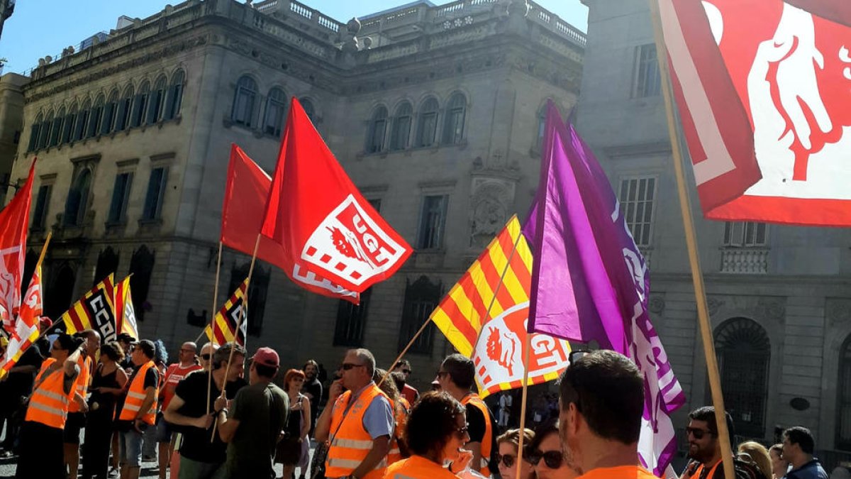 Imagen de la protesta en la plaza Sant Jaume de Barcelona. 