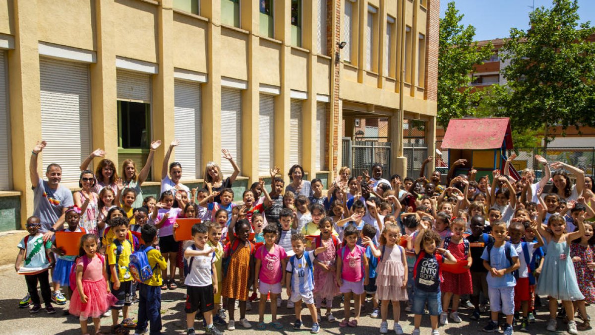 Imagen del pasado 22 de junio en el que los alumnos de la escuela Balàfia se despedían del edificio. 