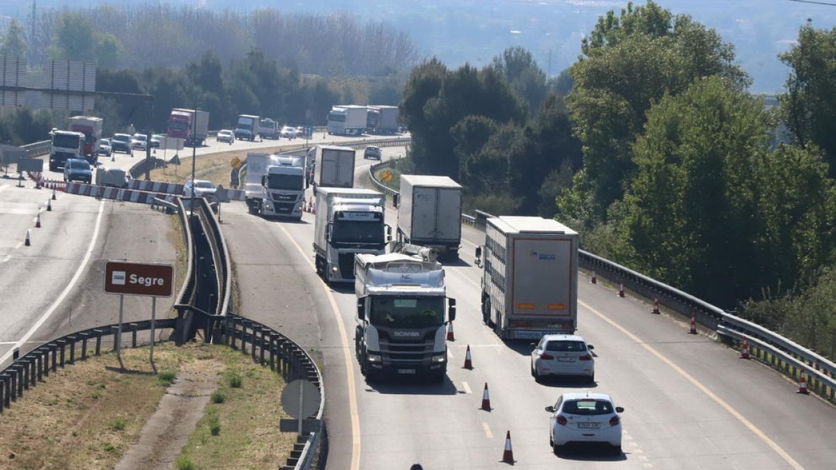 Imatge d’arxiu de vehicles circulant per l’A-2.