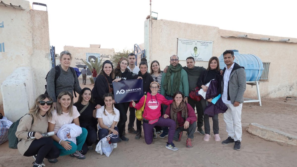 Foto de familia de toda la delegación sanitaria que incluía médicos, enfermeras y un fisioterapeuta.