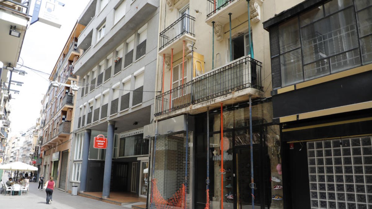 Imatge de l’edifici apuntalat al carrer del Carme.