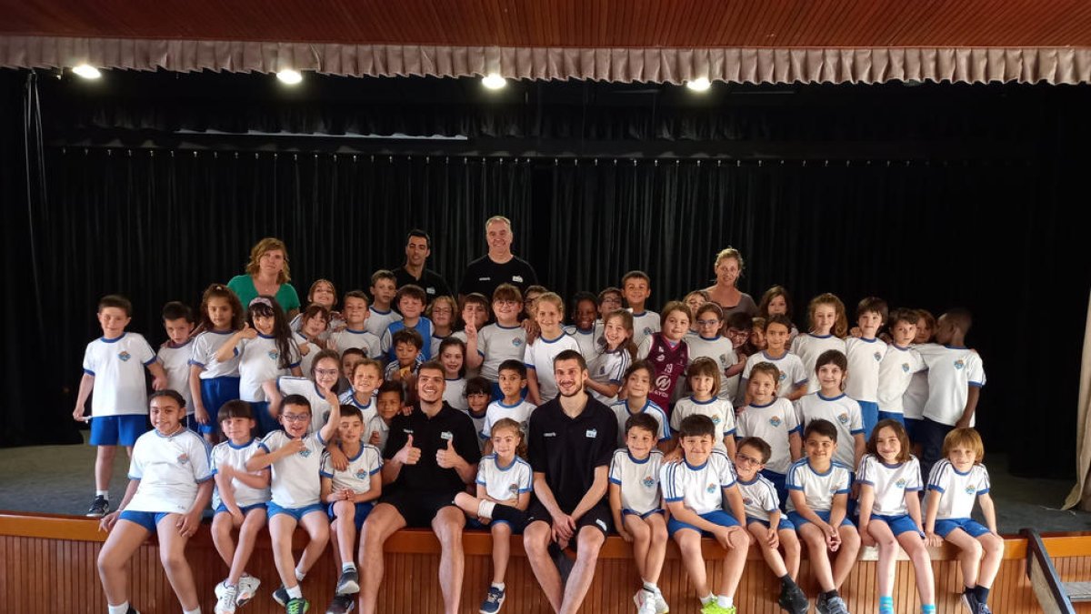 Visita al col·legi Lestonnac - Dins de la campanya del Força Lleida a les escoles, els jugadors del primer equip Diogo Brito i Marko Bakovic, l’entrenador Gerard Encuentra i el director esportiu Joaquín Prado han visitat aquesta setmana els al ...