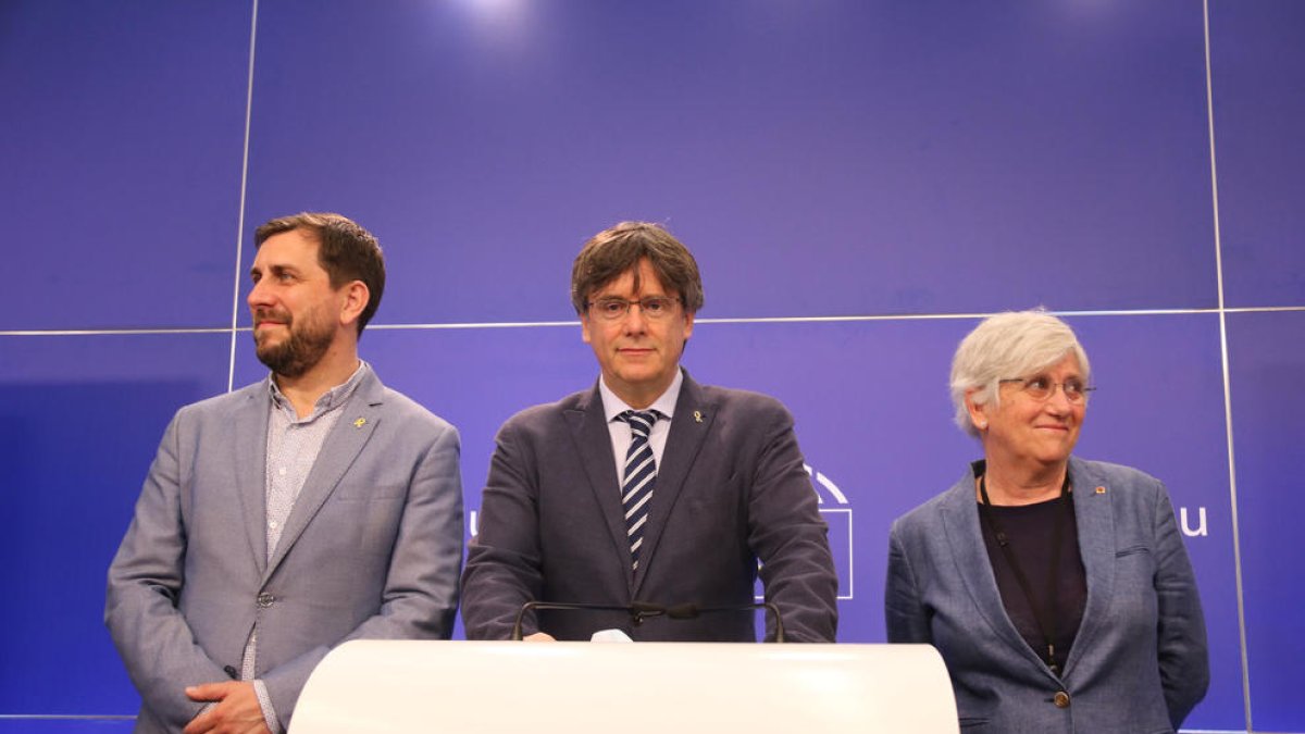 Carles Puigdemont, al costat dels eurodiputats Clara Ponsatí i Toni Comín.