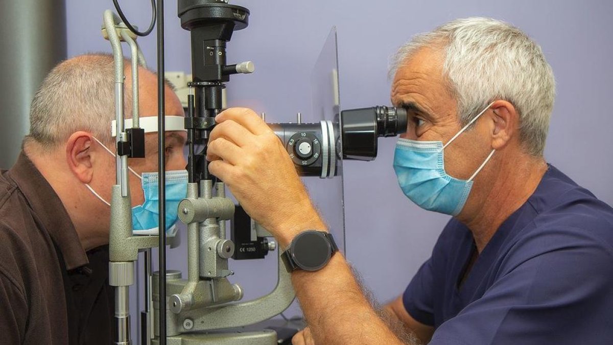 Las manos expertas y los avances farmacológicos y quirúrgicos, claves para salvar la visión ante problemas graves de retina.