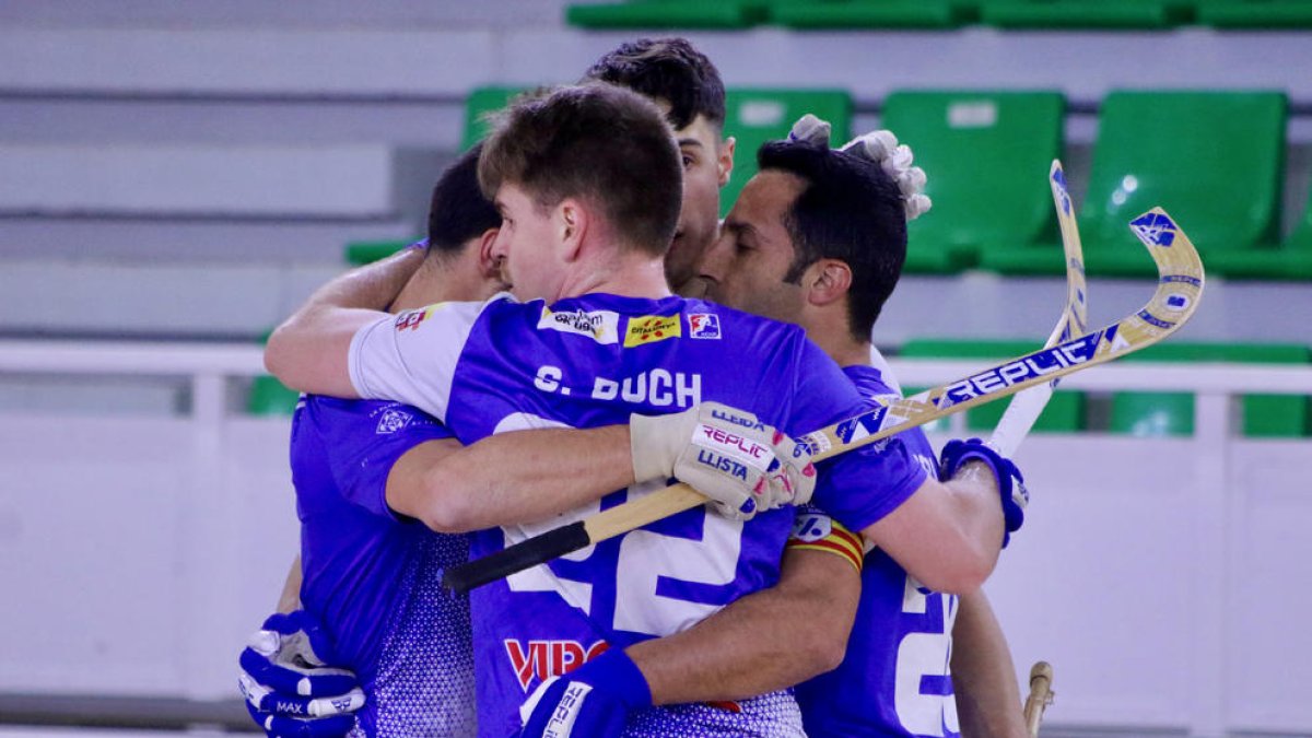 Jugadores del Llista celebran su gol ante el Calafell. 