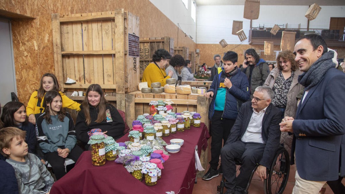 Visitants a la Fira De Prop ahir davant d’una parada de formatges.