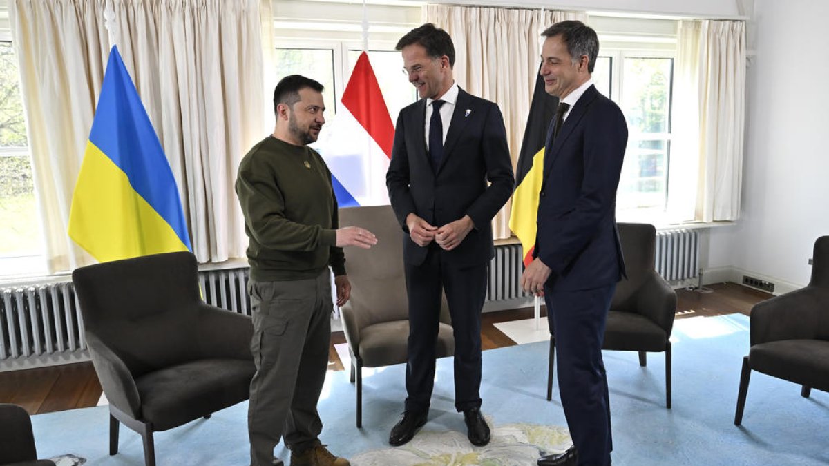 Zelenski i els primers ministres dels Països Baixos i Bèlgica, ahir.