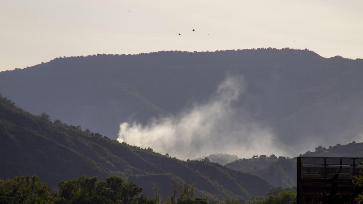 El humo del incendio de Fígols de Tremp se pudo ver a kilómetros.
