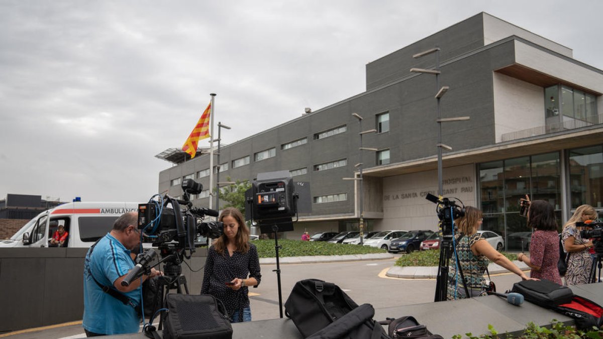 Varios medios de comunicación en el exterior del Hospital de Sant Pau de Barcelona este martes.