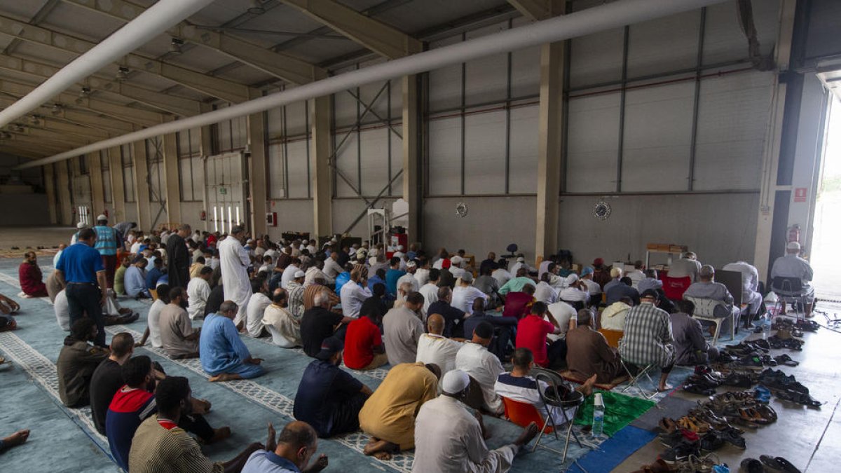 Musulmanes rezando en el pabellón 4 en mayo de 2022.