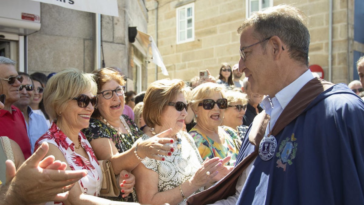 El president del PP, Alberto Núñez Feijóo saluda unes dones durant la LXXI Festa do Albariño celebrada a Cambados, Pontevedra, aquest diumenge.