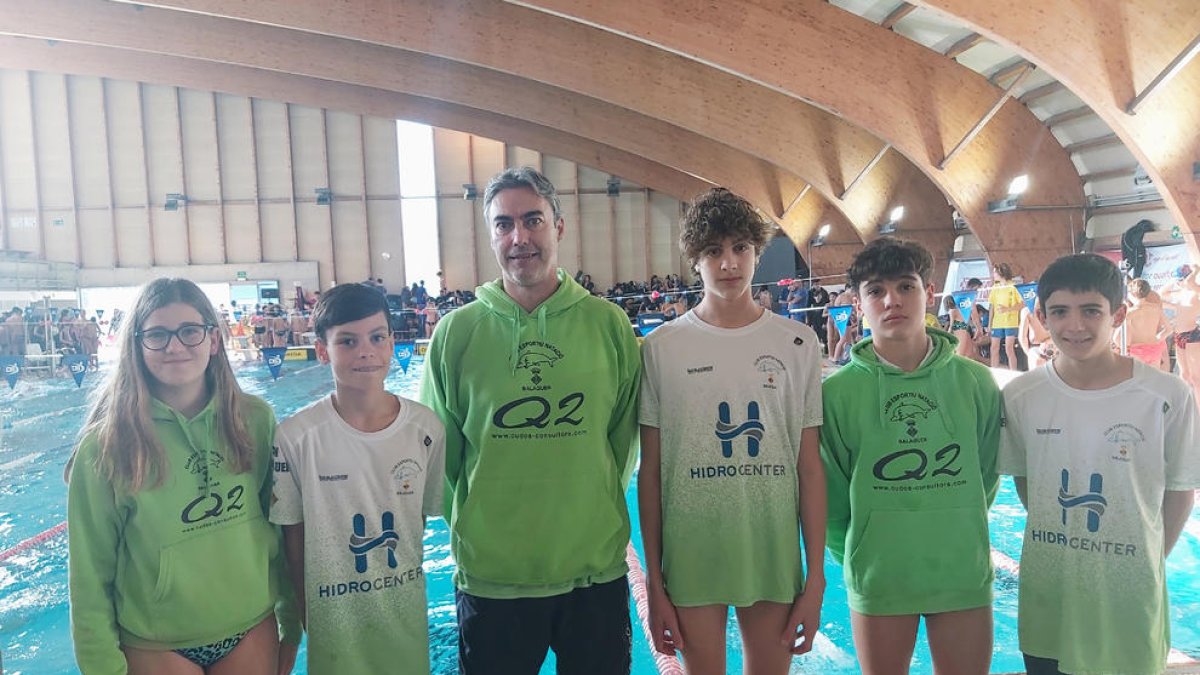 Los cinco nadadores del CEN Balaguer con su técnico David Pifarré.