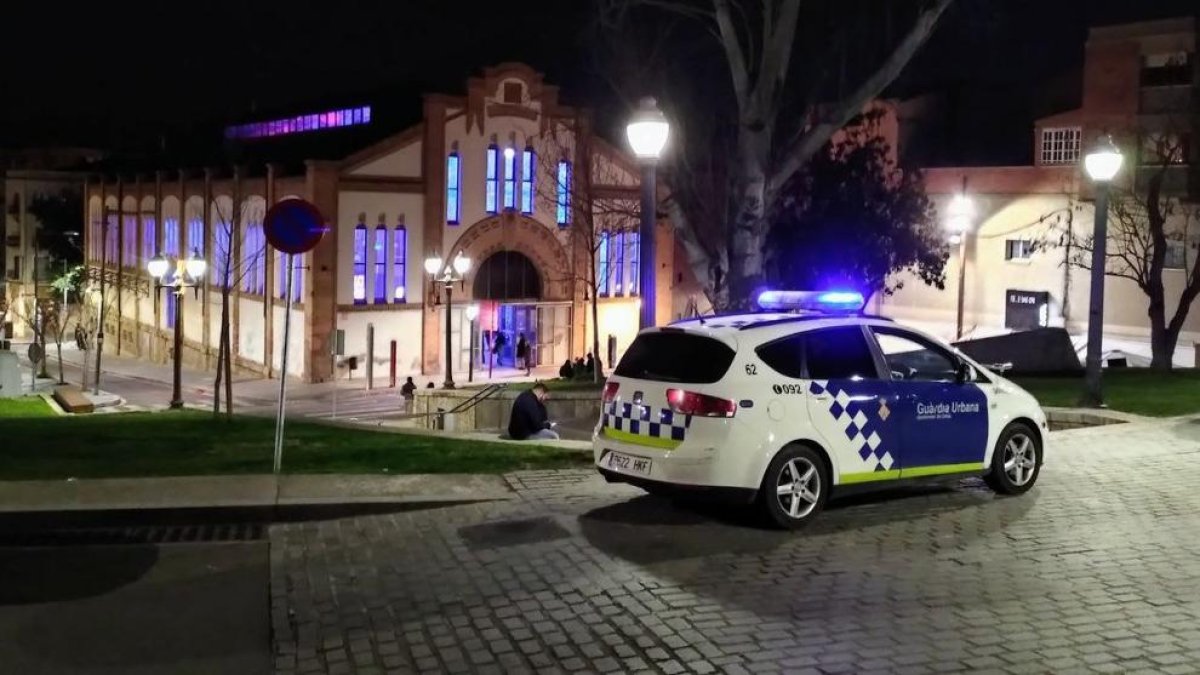 Un vehículo de la Guardia Urbana de Lleida ante el Mercat del Pla