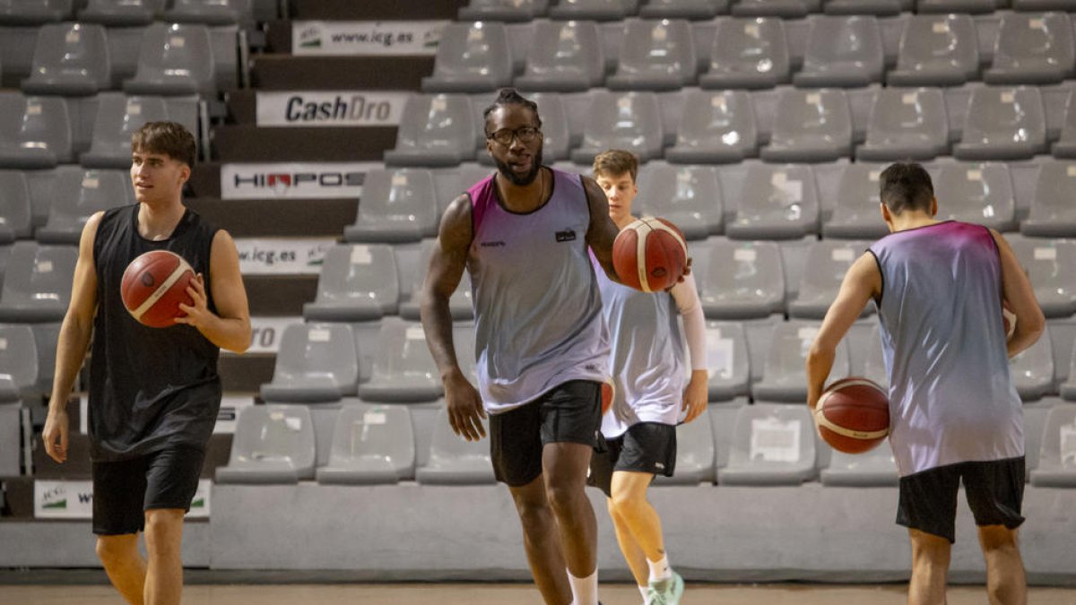 Amadou Sidibé se ejercitó ayer por primera vez con sus nuevos compañeros.