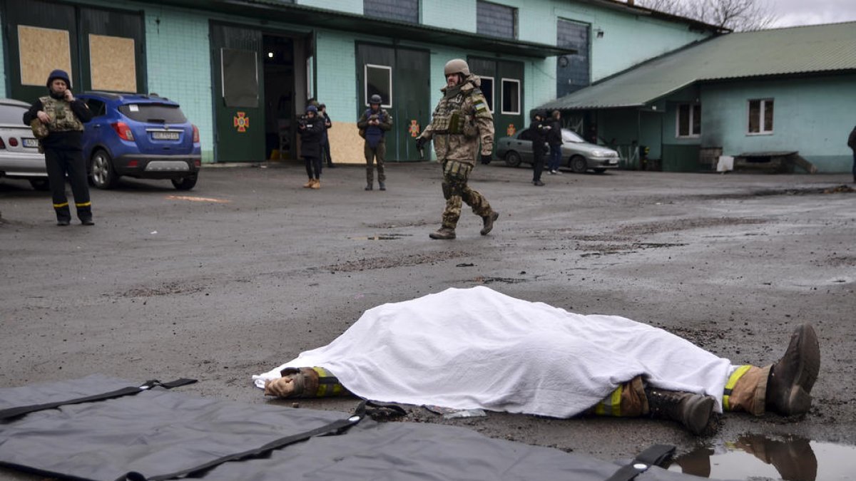El cos d’una persona morta pels combats en un carrer al Donbass.