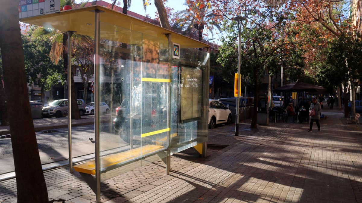 La pelea en Barcelona tuvo lugar frente a esta parada de autobús.