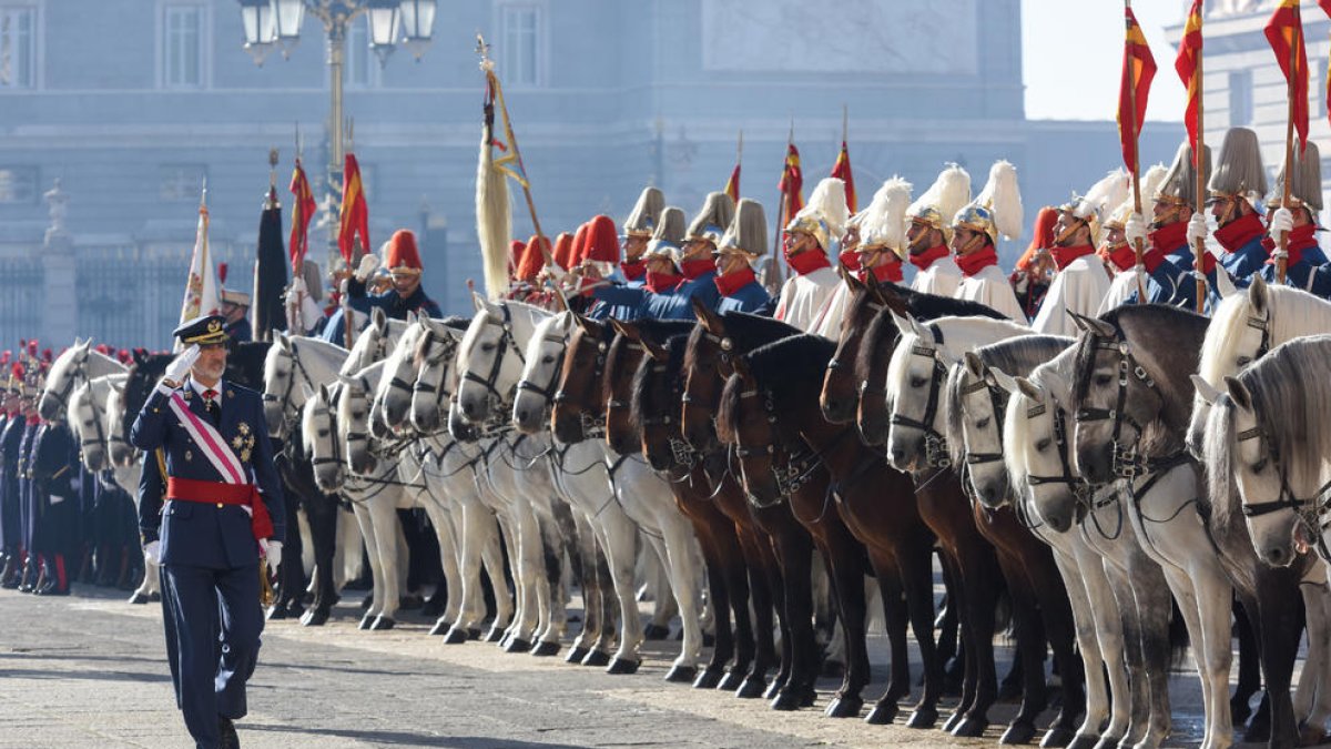 El rei passa revista a les tropes abillat amb el vestit de capità general de l’Exèrcit de l’Aire.