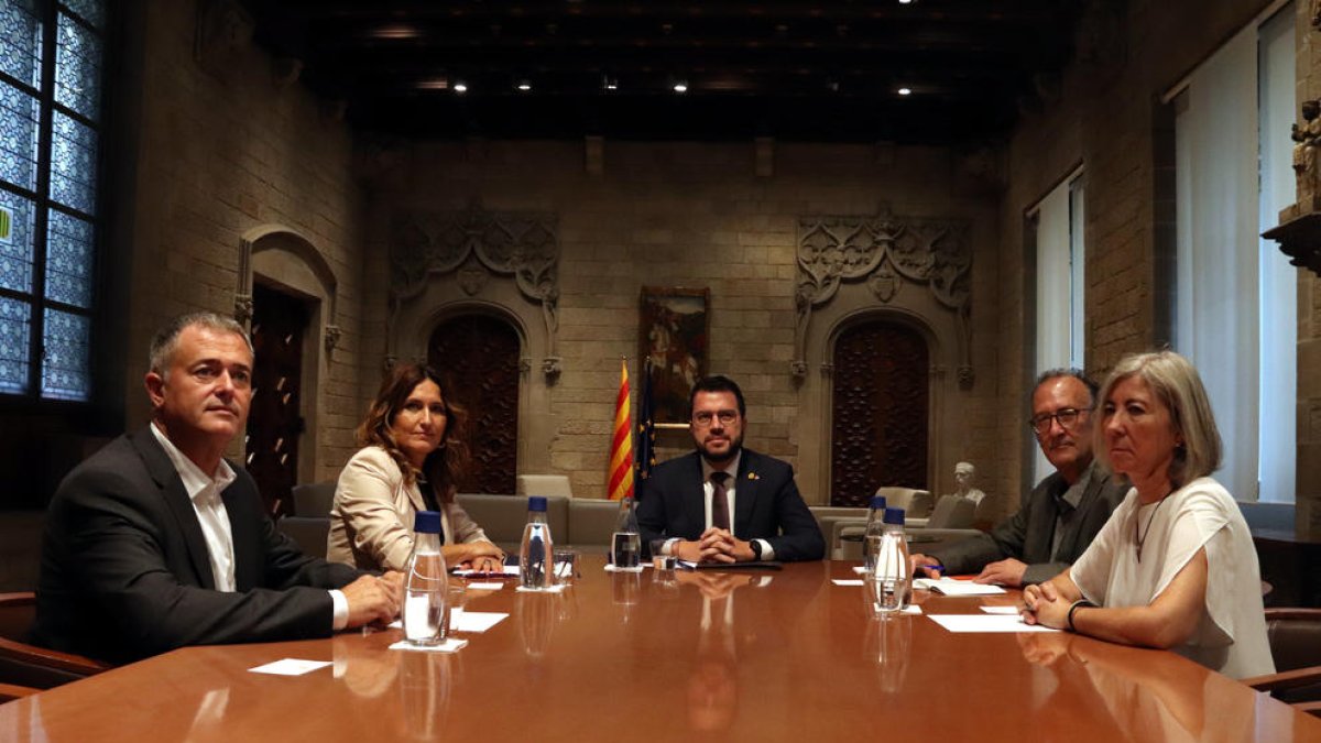 Reunió entre el president de la Generalitat, Pere Aragonès, la consellera de la Presidència, Laura Vilagrà, la presidenta de l'ANC, Dolors Feliu, el president d'Òmnium, Xavier Antich, i el president de l'AMI, Jordi Gaseni.