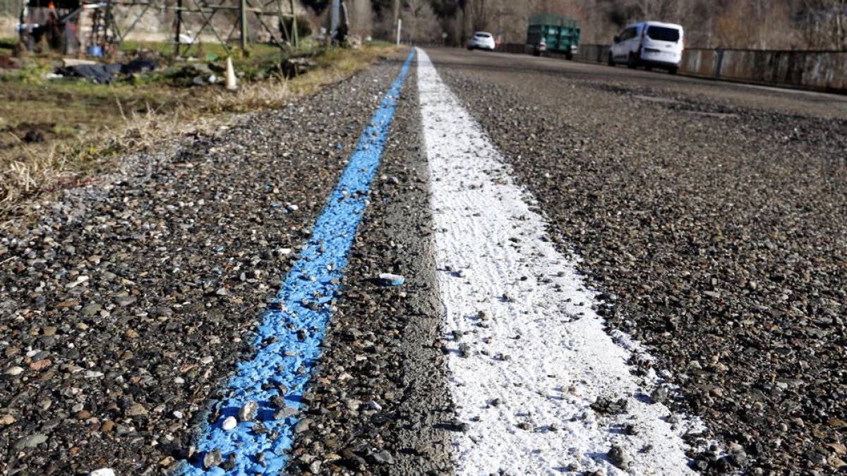 La línea azul que señala el trazado de la fibra óptica en Llavorsí. 
