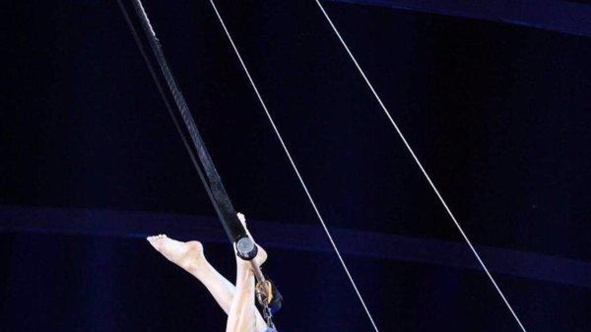 Un trapezista del Circ Quiros té un accident en meitat de l'espectacle en caure d'una altura de 7 metres