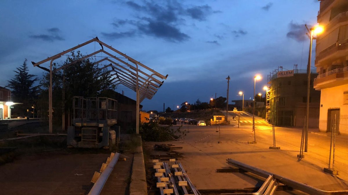 Imagen de los trabajos para desmontar los muelles de la estación de Tàrrega. 