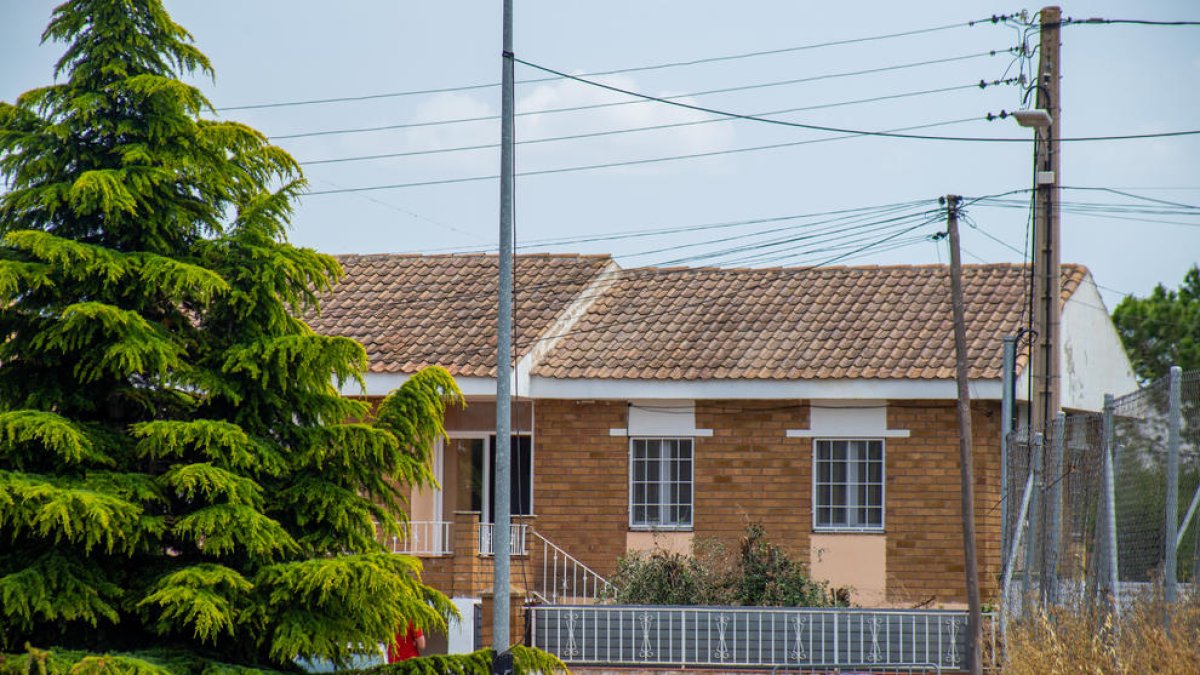 La víctima y su hijo estaban limpiando la piscina de su casa en la urbanización Corxat de Torrefarrera. 