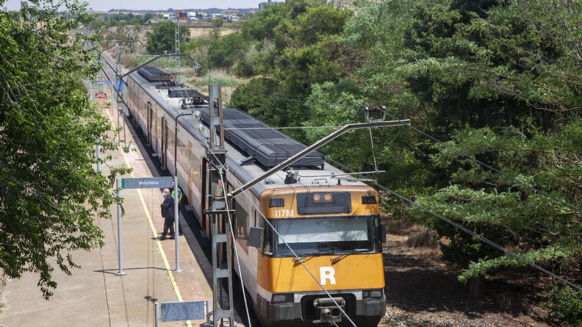 El tren averiado ayer en Anglesola. 