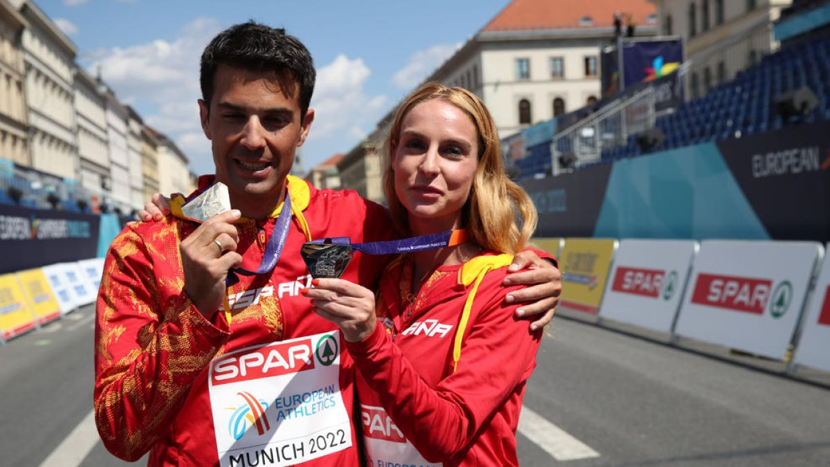 Miguel Ángel López i Raquel González, amb les medalles europees de 35 quilòmetres marxa.