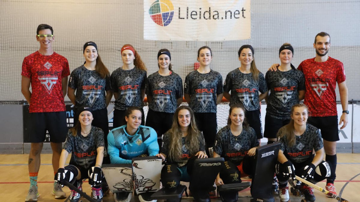 Jugadoras y técnicos del Lleida.net HC Alpicat, equipo que esta temporada debuta en la OK Liga.