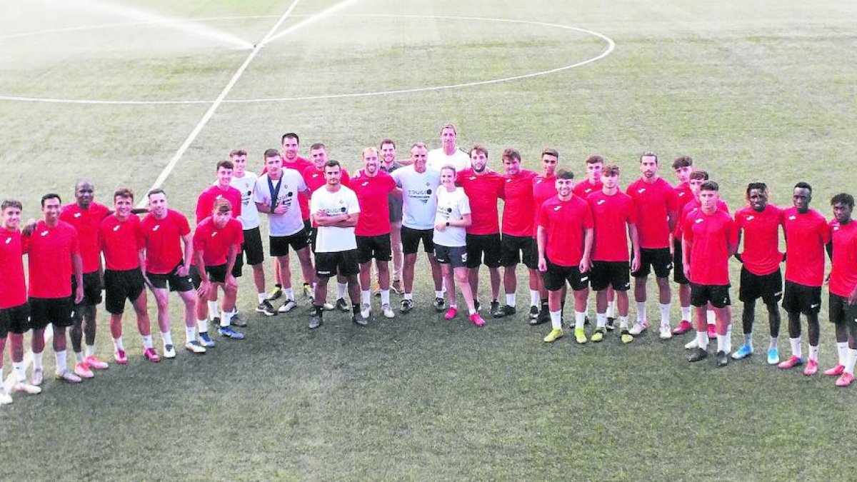 La plantilla del Tàrrega al completo, ayer, junto con el presidente institucional del club, Joan Capdevila.