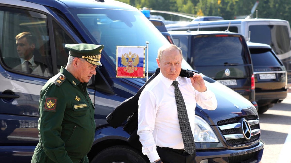 El ministro de defensa ruso, Sergei Shoigu, camina junto al presidente, Vladímir Putin.