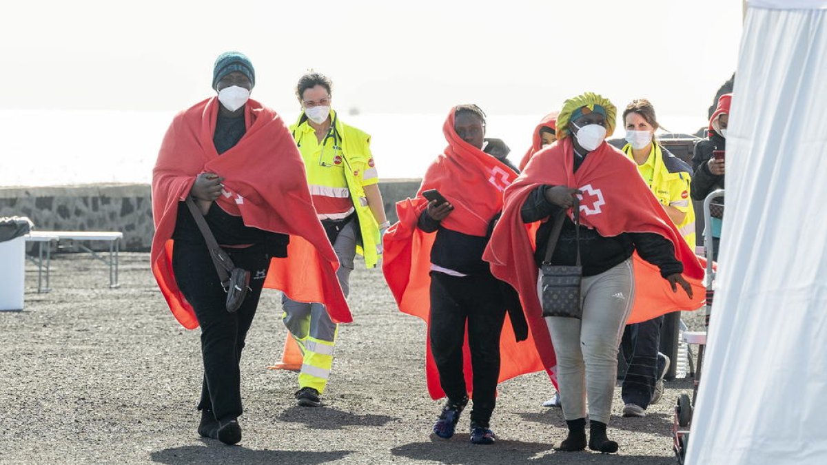 El buque de Salvamento Marítimo Guardamar Calíope ha rescatado hoy a 112 personas de origen subsahariano, 93 hombres, 15 mujeres y 4 menores, que viajaban en dos embarcaciones en aguas cercanas a la isla de Lanzarote y los ha trasladado al muelle de Las Cebollas, en Arreife, donde han sido atendidos por personal de Cruz Roja. EFE/ Adriel Perdomo