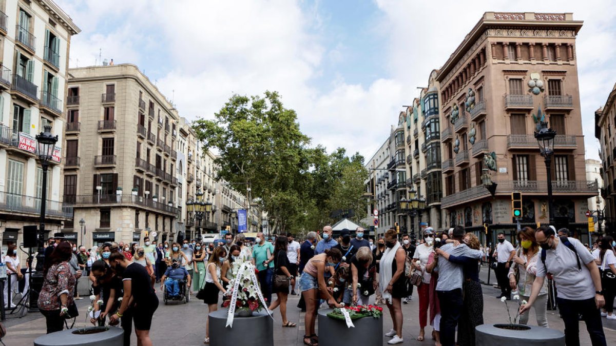 Las Rambles de Barcelona, que el 17 de agosto de 2017 fueron escenario del atropello masivo, acogerán hoy una ofrenda floral.