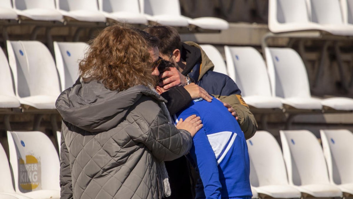 Agüero, plorant amb els seus familiars després del partit.