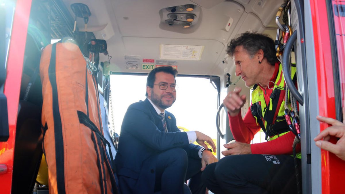 El presidente de la Generalitat, Pere Aragonès, dentro de un helicóptero de los Bomberos.