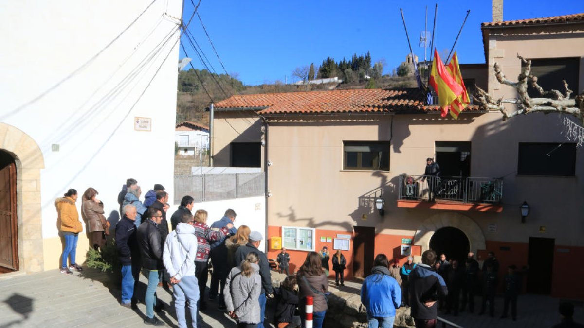 Más de medio centenar de personas condenan el feminicidio en Pontons con un minuto de silencio