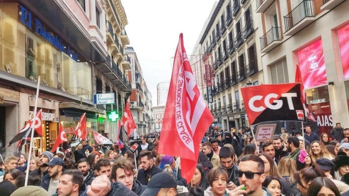 Diversos treballadors d'Inditex, en vaga, es manifesten per la millora de les seues condicions laborals al carrer Preciados, a 7 de gener de 2022, a Madrid (Espanya).