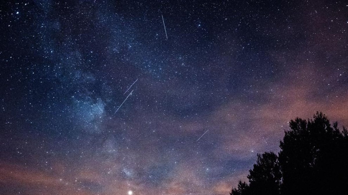 Imagen de archivo de una lluvia de estrellas fugaces.