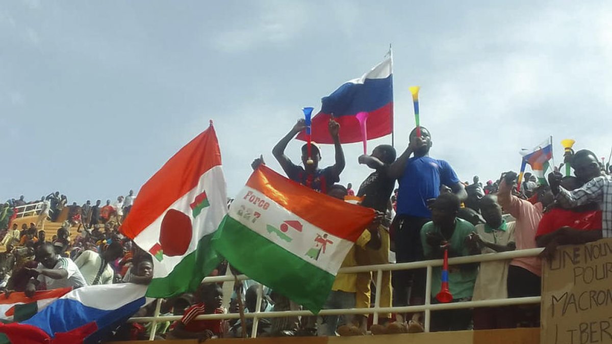 Milers de persones van tornar a manifestar-se ahir a Niamey per expressar suport a la junta colpista.