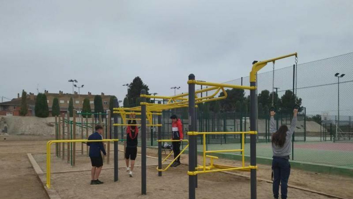 Roselló amplía la zona deportiva con un nuevo aparato de 'workout'