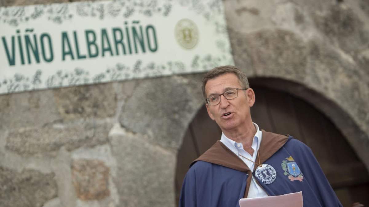 El presidente del PP, Alberto Núñez Feijóo , ayer en Cambados (Pontevedra), durante la LXXI Festa do Albariño.