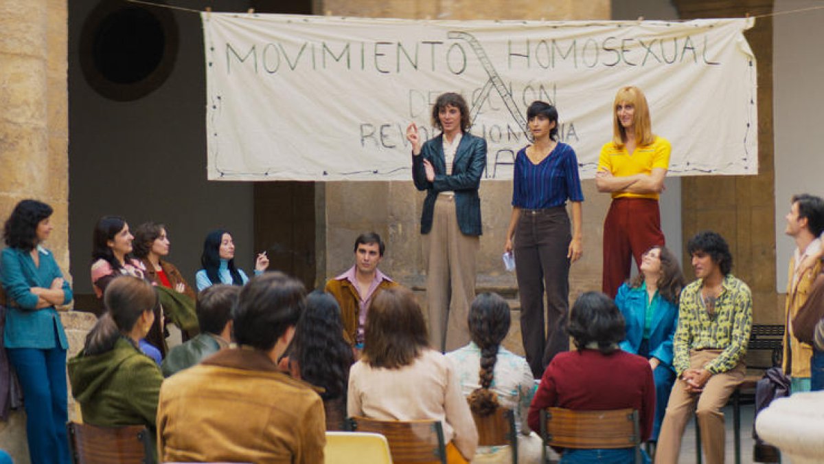 El incipiente Movimiento Homosexual de Acción Revolucionaria creado en Sevilla en 1978. En el centro, Alba Flores como Lole.