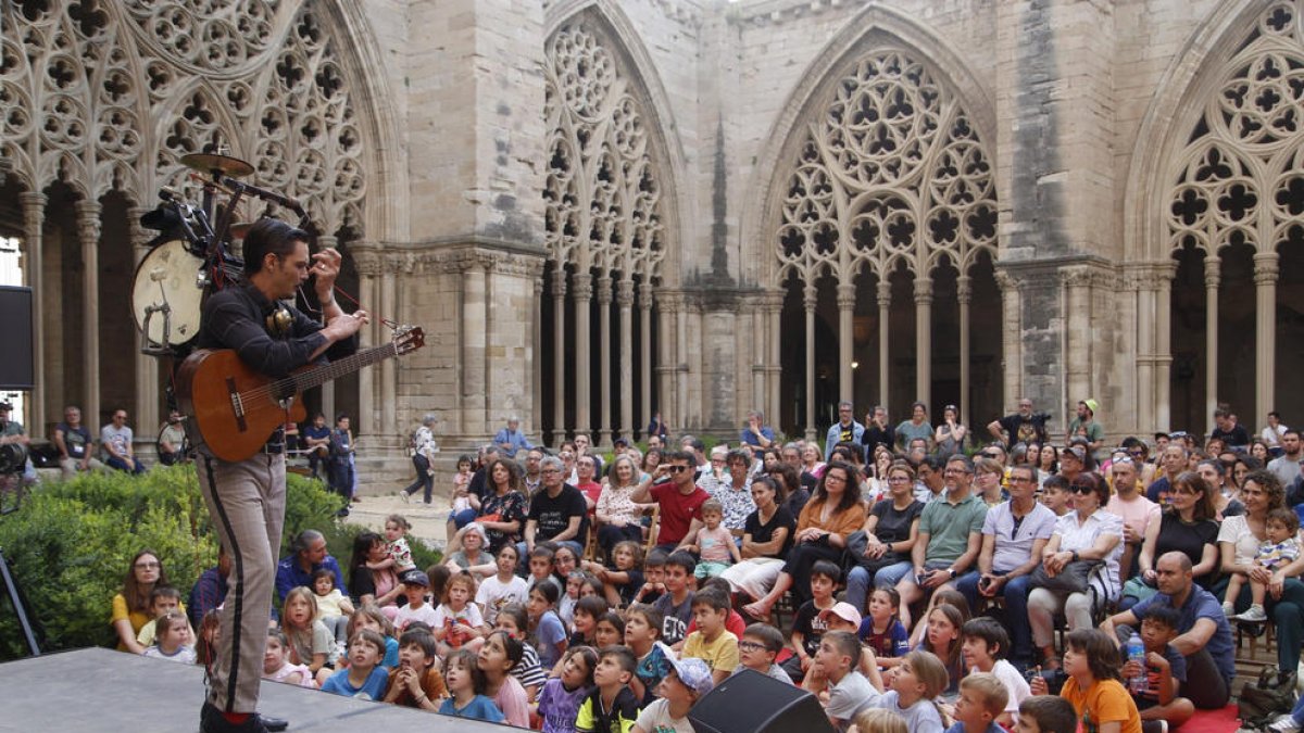 El claustro de la Seu Vella se llenó ayer de público familiar ávido de ‘titelles’.