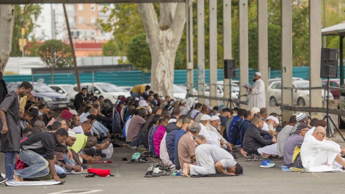 Musulmanes rezando en el recinto ferial el pasado viernes al no poder utilizar el Palau de Vidre. 