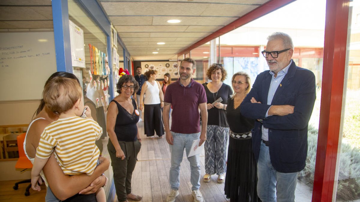 El alcalde Fèlix Larrosa y el concejal Xavi Blanco visitaron la escuela La Mitjana. 