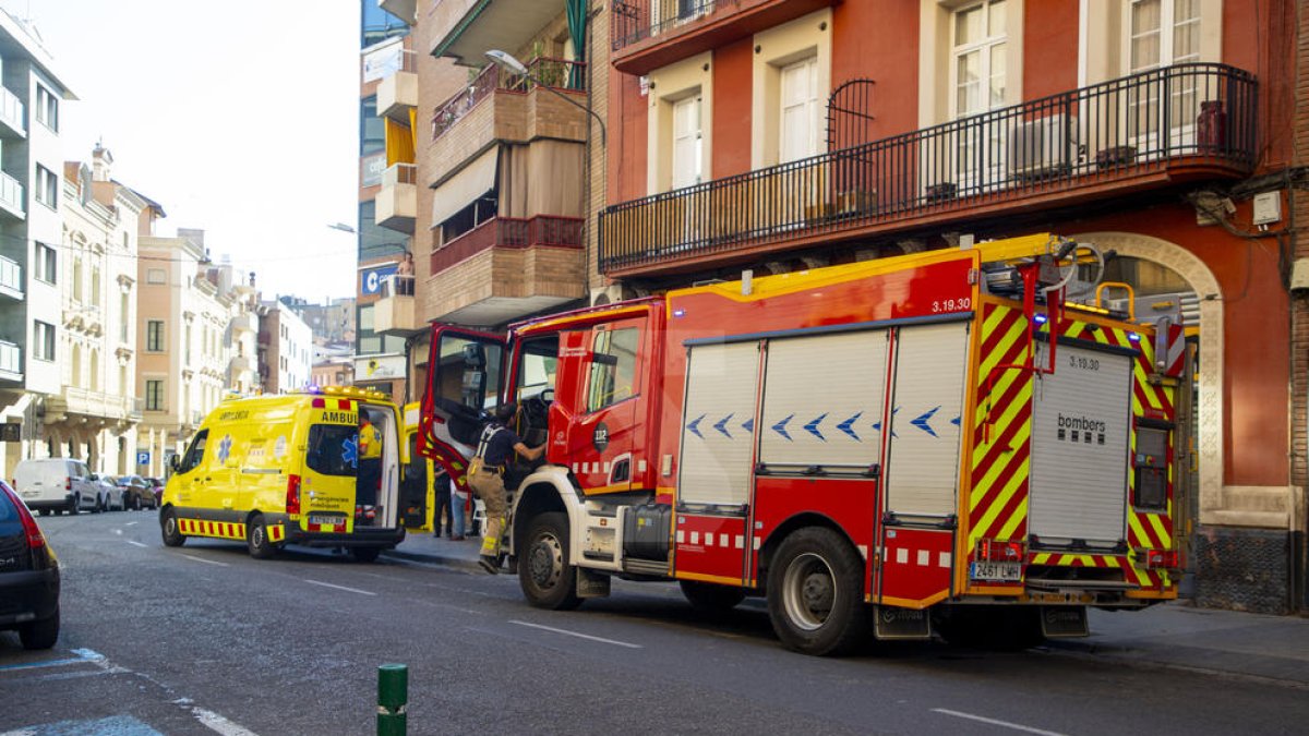 Incendi en un local del carrer Acadèmia de Lleida